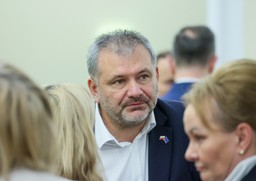 waldemar żurek mówił o przywożeniu ziobry "w bagażniku". teraz się tłu