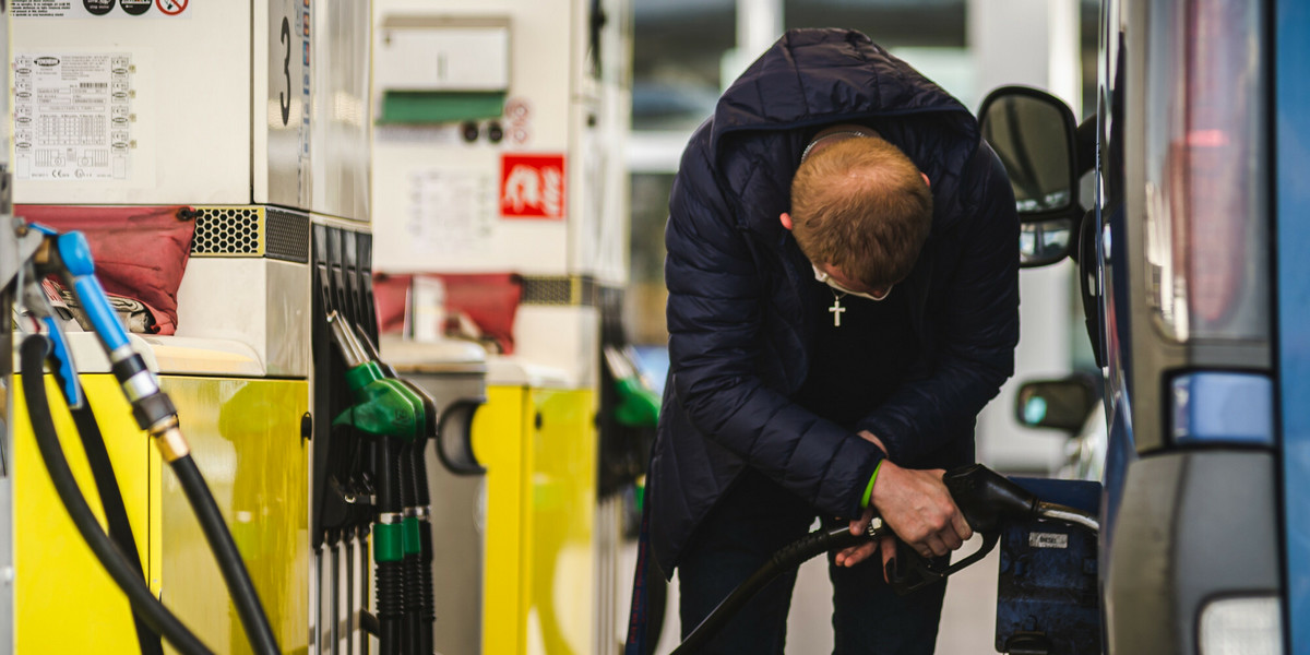Przed długim weekendem ceny paliw nieznacznie spadną. Kierowcy mniej zapłacą za litr benzyny 98-oktanowej i autogazu.