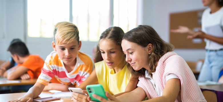 Zbyt dużo czasu przed ekranem i brak snu szkodzi sercu młodych ludzi