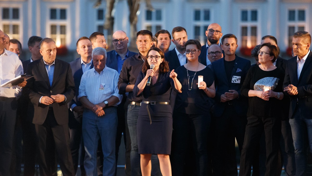 Protest pod palacem prezydenckim