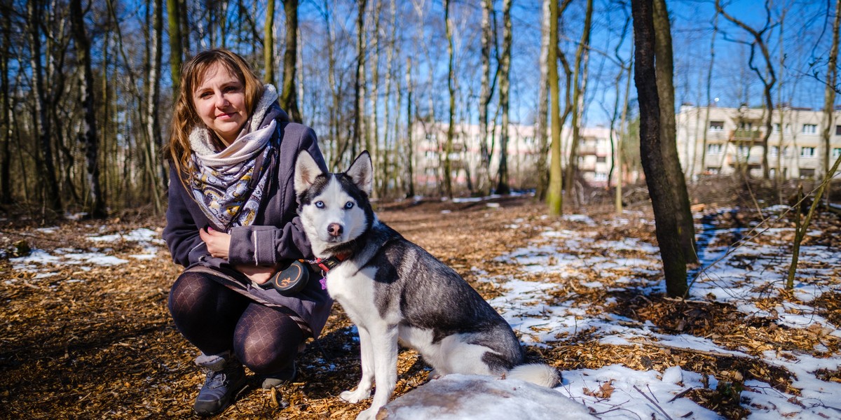  Anna Kubała (39 l.) z psem Akirą lubi spacerować po halembskim zagajniku. 