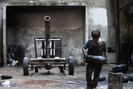 Praca dzieci Syria Fabryki broni