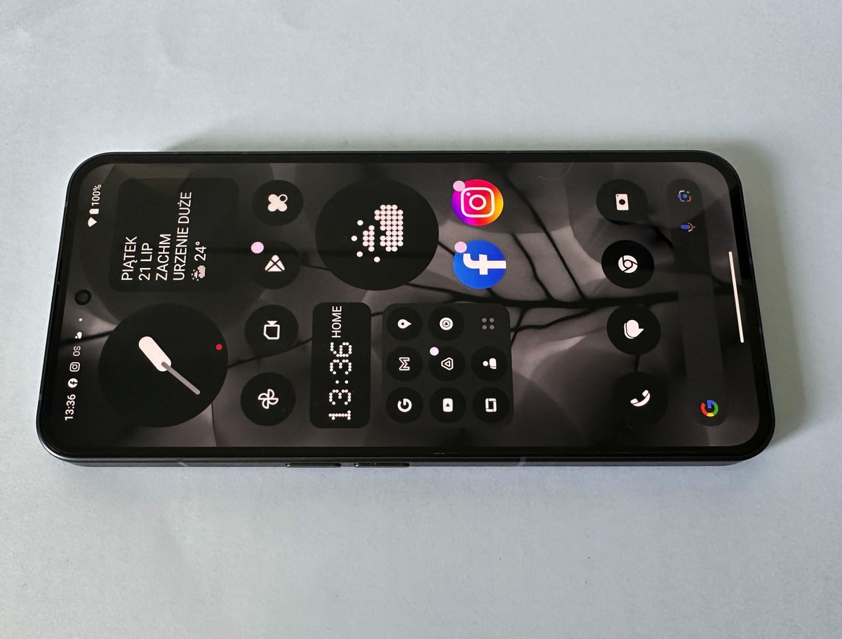 Nothing Phone (2)