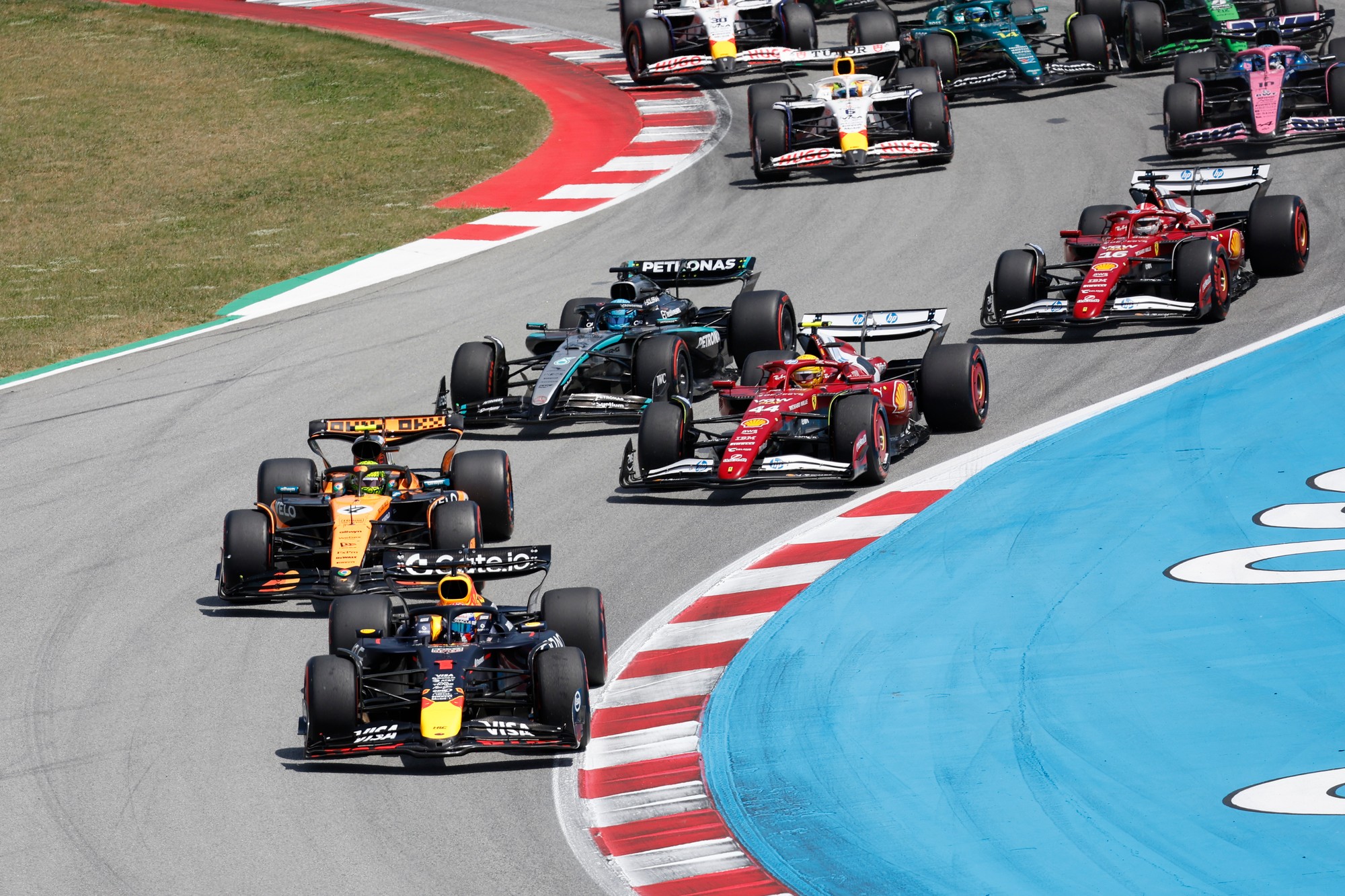 VC Španielska: Holandský jazdec Red Bullu Max Verstappen (vľavo) pred jazdcom Britom Landom Norrisom (McLaren).