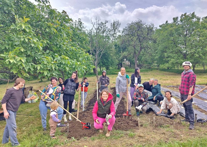 Na poslednje okupljanje „Permakulturna bašta“ u maju 2024, prijavili su se ljudi iz Beograda, Leskovca, Kruševca, a mnogi su došli sa decom, da nauče nešto novo i provedu vreme u prirodi.