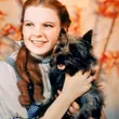 Dzieciństwo Judy Garland. Matka podawała jej amfetaminę, a wytwórnia kazała palić papierosy