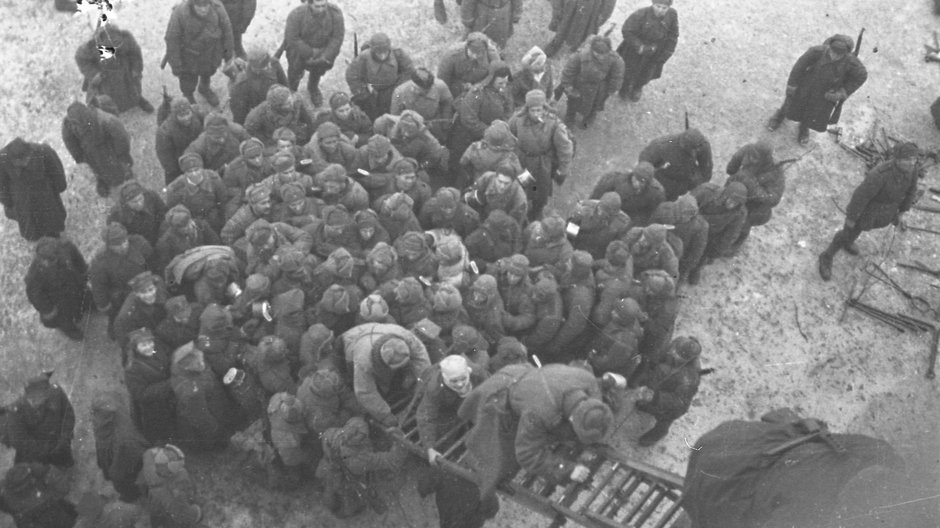 Przeprawa żołnierzy radzieckich po lodzie na moście Kierbedzia, 1945 r.