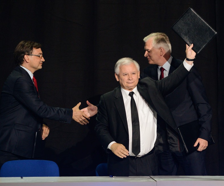 Zbigniew Ziobro, Jarosław Kaczyński i Jarosław Gowin podczas zorganizowanego przez PiS zgromadzenia obywatelskiego "Czas na zmiany", mającego na celu zjednoczenie prawicy, 19.07.2014 r.