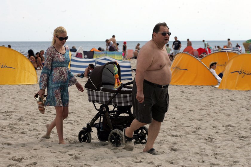 Ryszard Kalisz z żoną Dominiką i synem Ignasiem na plaży