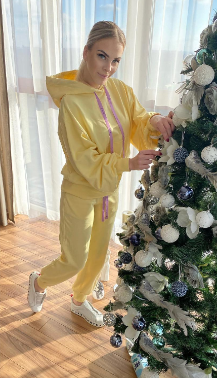 Barbora Balúchová pri vianočnom stromčeku. 