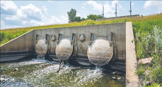 Zrzuty ścieków kosztowne dla miast. Wydatki na ten cel wzrosły nawet kilkukrotnie