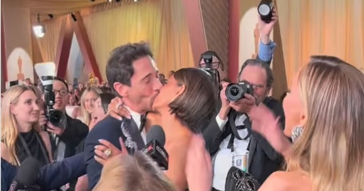 Fájdalmasan kínos: Halle Berry annak szerelme előtt smárolta le Adrien Brodyt az Oscar-gálán – videó