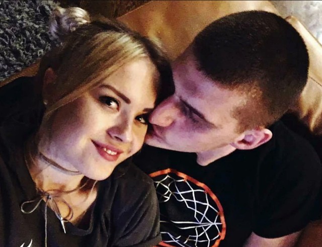 Nikola Jokić sa suprugom