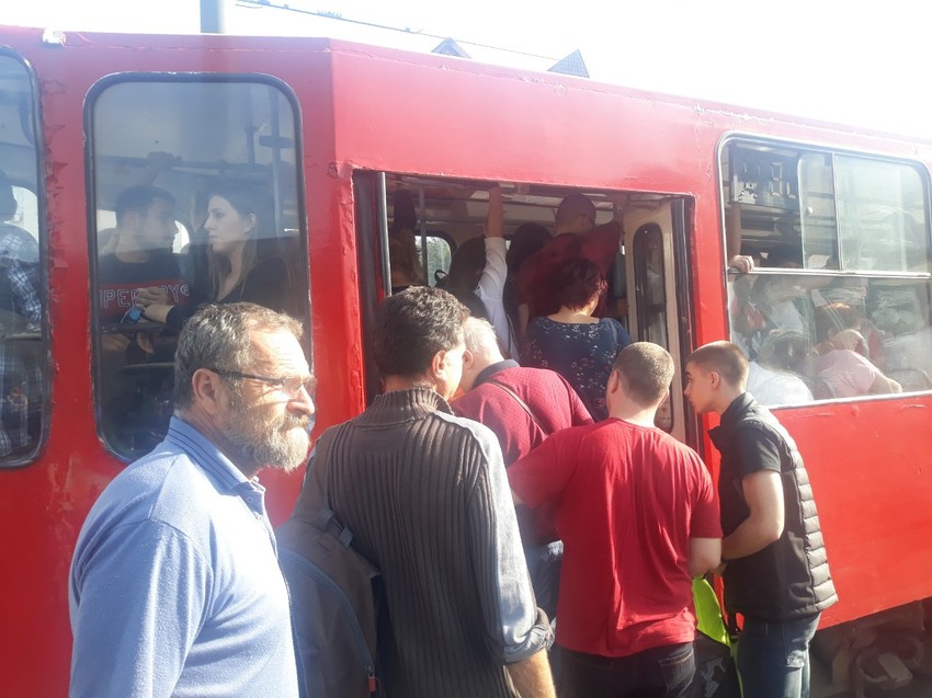 Velike gužve u Savskoj ulici tokom jučerašnjeg protesta