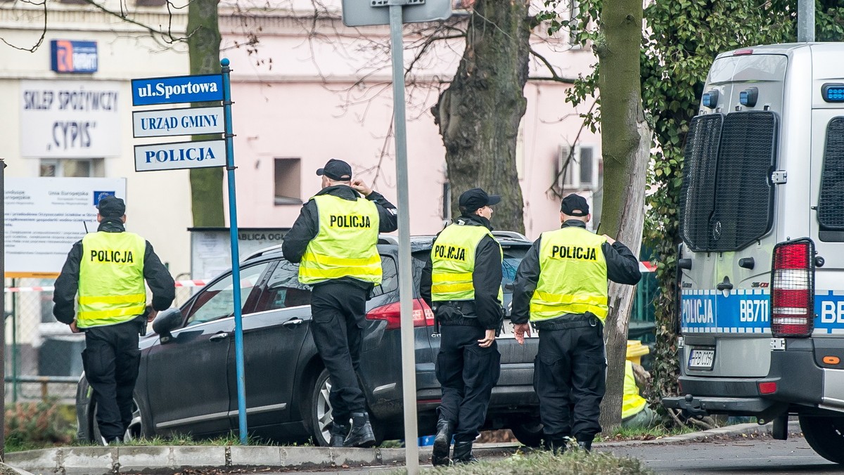 Zarzuty udziału w zorganizowanej grupie przestępczej o charakterze zbrojnym postawiła wrocławska prokuratura dwóm mężczyznom zatrzymanych w związku z włamaniem do bankomatu w Wiszni Małej (Dolnośląskie). W strzelaninie podczas próby włamania zginęli policjant i jeden z włamywaczy.