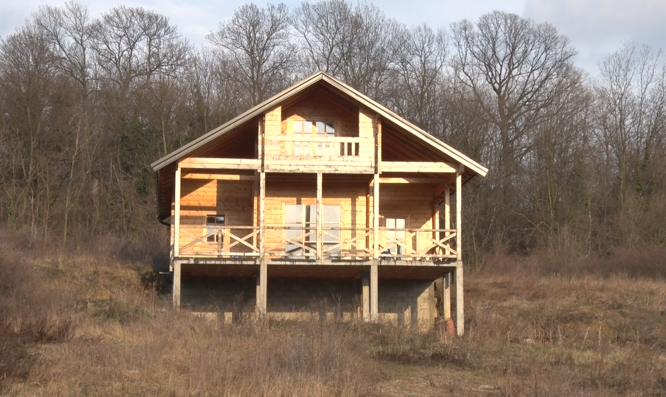 Ein ehemaliges Mitglied der Genossenschaft zahlte 300.000 Euro für ein Haus in Avala, mitten im Nirgendwo.