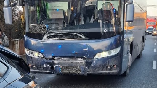 Pri zrážke autobusu a auta vo Svinici utrpela zranenia jedna osoba.