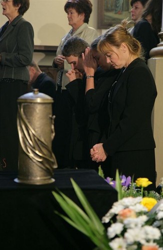 LODZTEMAT  : POGRZEB JACKA CHMIELNIKA 54 L  CEROMONIA W KOSCIELE SRODOWISK TWORCZYCHFOTO : PSJ