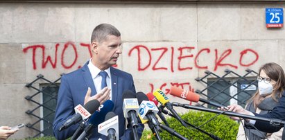 Byli prześladowani i odebrali sobie życie. Ich imiona pojawiły się na budynku MEN. Minister mówi o "idiotach" i "barbarzyńcach"