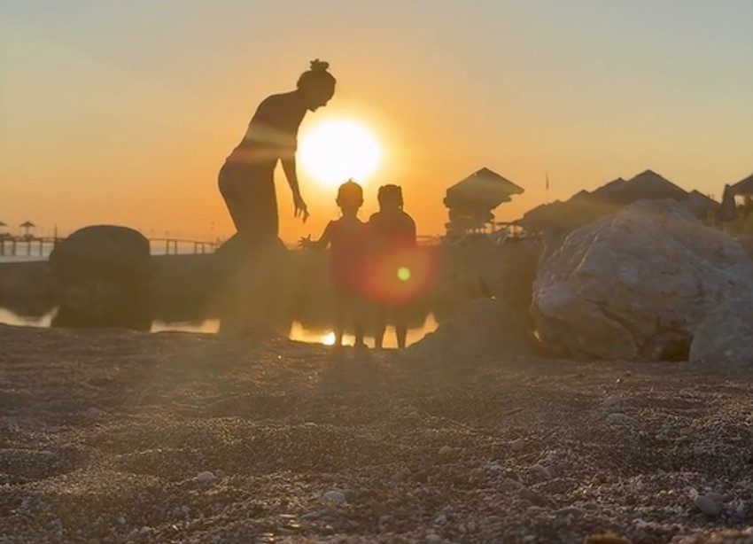 Luna Đogani sa ćerkama