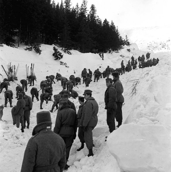 Akcja ratunkowa po zejściu lawiny w Białym Jarze w rejonie Karpacza, 1968 r.