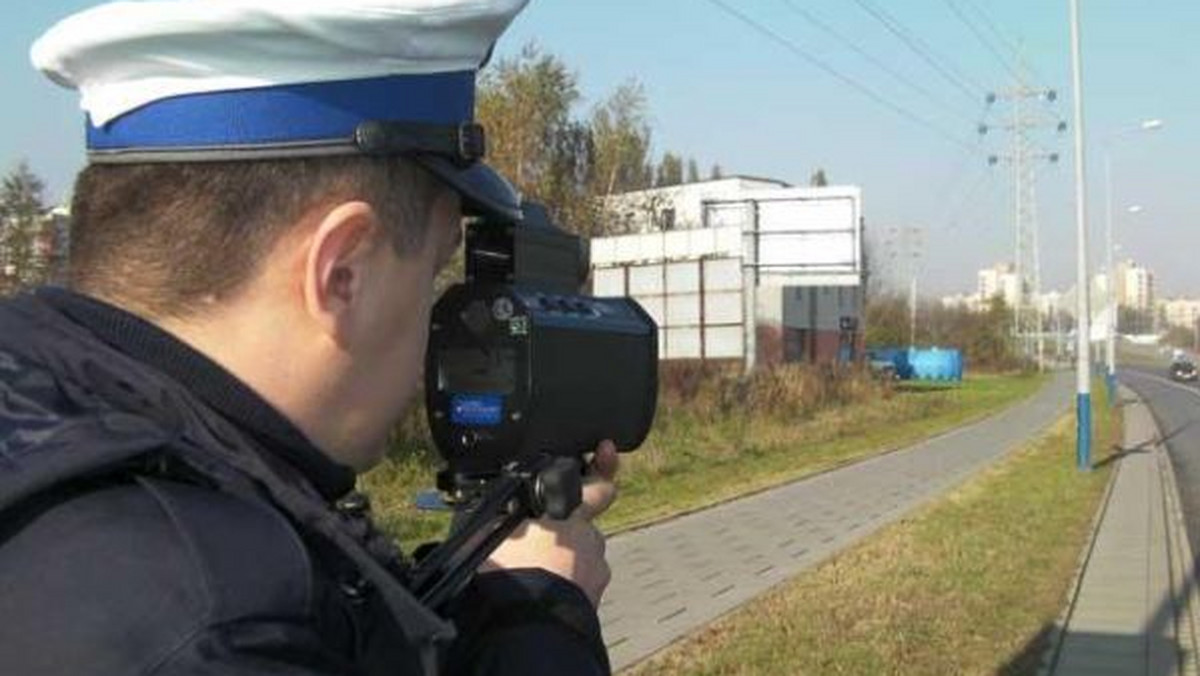 12 fotoradarów na zaledwie 120 km trasy? Kilkanaście miejsc częstych kontroli drogowych w drodze do Zakopanego? To polska, drogowa rzeczywistość. W związku z początkiem wakacji i zbliżającym się sezonem urlopowym NaviExpert, przeanalizował pod kątem liczby fotoradarów i kontroli drogowych trasy z największych miast wiodące w góry, na Mazury i nad morze.