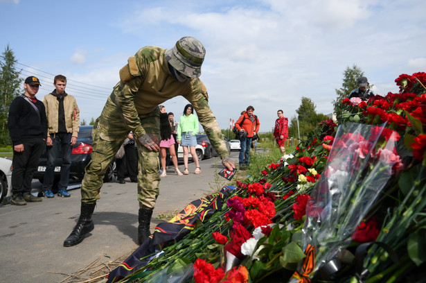Ludzie składają kwiaty obok dawnej siedziby Grupy Wagnera w Petersburgu po katastrofie samolotu w obwodzie twerskim w Rosji. Rosyjska Federalna Agencja Transportu Powietrznego podała, że wśród pasażerów był szef firmy najemniczej Jewgienij Prigożin.