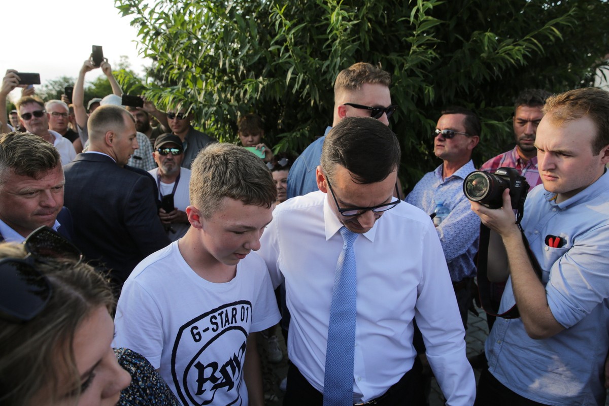 Premier Mateusz Morawiecki z nastolatkiem w Działdowie