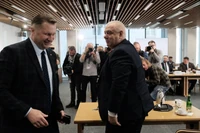 Kulisy narady na Nowogrodzkiej. "Sasin i Czarnek podgryzali Morawieckiego"