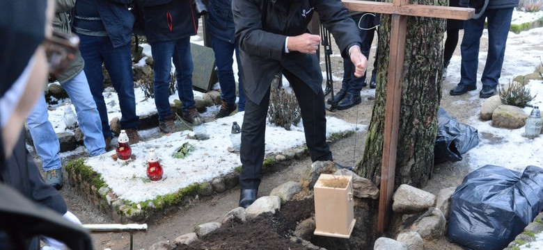 Grób Ireny Dziedzic w Laskach jest zaniedbany? Mamy komentarz