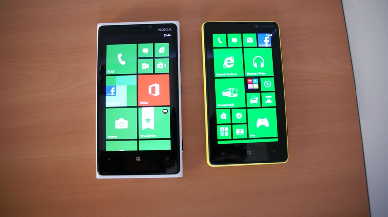 Z lewej strony Lumia 920, z prawej Lumia 820
