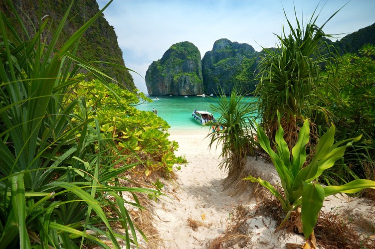 <strong>Tajlandia </strong>
<br>Podróż do Tajlandii to doskonały pomysł, bez względu na porę roku. Temperatura rzadko spada tam poniżej 30 stopni, więc nie musimy obawiać się, że zmarzniemy. Podróż do Tajlandii zimą daje nam jednak tę dodatkową pewność, że również nie zmokniemy – no chyba że podczas kąpieli w jednej z bajkowych zatoczek upstrzonych głazami porośniętymi roślinnością. Zatoki w tej części świata są wyjątkowo malownicze. Najczęściej ukryte pośród tropikalnej roślinności, z dala od miast i miasteczek, dzięki czemu możemy być spokojni o swoją prywatność. A plaże takie jak te na wysepce Paradise Island Koh Samet są po prostu nieziemskie. Cały obszar wyspy jest Parkiem Narodowym można więc cieszyć oczy niczym nie skażoną przyrodą i odpoczywać. <br>  
<br>Uroki zacisznych tajskich kurortów docenimy zwłaszcza, jeżeli uda nam się zobaczyć Bangkok – jedno  z najbardziej ekscytujących i wyjątkowych miast na świecie, gdzie atrakcji jest tak wiele, że wszystkich zobaczyć po prostu nie sposób. To w Bangkoku można zjeść, chyba najlepszy na świecie pad thai, a nocna odsłona miasta zwala z nóg – tuż po zachodzie słońca na ulicach pojawiają się urocze stragany, stoiska z jedzeniem, pamiątkami, jest gwarno, wesoło, smacznie. W tym mieście znajdują się także najważniejsze w kraju świątynie, takie jak Świątynia Złotego Buddy, a także Wat Pra Kaeo, czyli świątynia, w której przechowywany jest najsłynniejszy tajski posąg Buddy - Budda Szmaragdowy. Podczas tej podróży na pewno nie zabraknie ekscytujących przeżyć. <br>