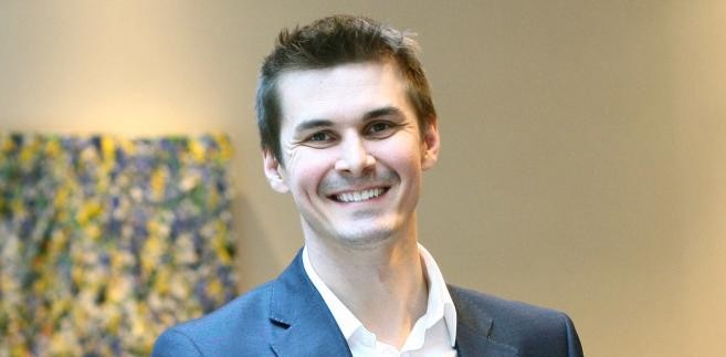 <b>Michał Bąkiewicz z listy SLD</b>
<br>
<br>
Na karierę w polityce zdecydowałł się również Michał Bąkiewicz. Startuje z listy łódzkiej.
<br>
<br>
Bąkiewicz jako siatkarz grał na pozycji przyjmującego. Jest wicemistrzem świata w siatkówce z 2006 roku i mistrzem Europy z 2009 roku. 
<br>
<br>
Przez kilka ostatnich lat występował w Skrze Bełchatów, a przed rozpoczęciem tego sezonu przeniósł się do AZS-u Częstochowa. Niedawno poinformował, że z powodów zdrowotnych zawiesza swoją karierę sportową.