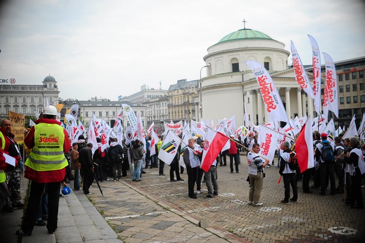 Związkowcy pod Ministerstwem Gospodarki