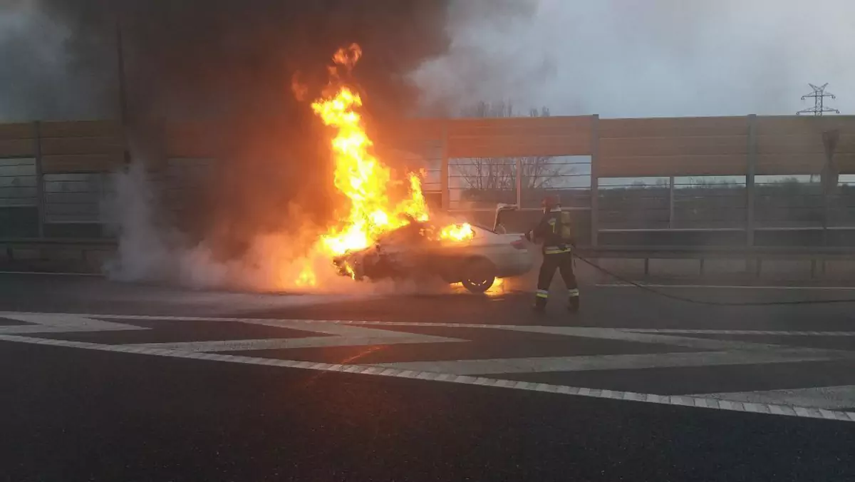 Auto ugasić trudno! Wezwij straż pożarną!