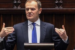 Premier Donald Tusk gestykuluje na mównicy Sejm