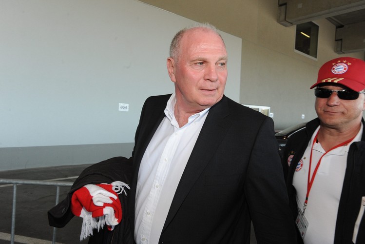 <b>Uli Hoeness</b>
<br><br>
Współtwórca potęgi Bayernu Monachium wielokrotnie pokazał, że na zarządzaniu nowoczesnym klubem piłkarskim zna się, jak mało kto. Pod jego „skrzydłami” bawarski klub wzbił się na absolutne wyżyny – zarówno sportowe, jak i finansowe. Niestety w tym samym czasie Uli Hoeness tonął w giełdowym hazardzie i konsekwentnie okradał państwo, unikając płacenia zaległych podatków. Szacuje się, że w ciągu ostatnich dziesięciu lat prezydent Bayernu oszukał fiskusa na kwotę 28,5 mln euro. Ta kreatywna księgowość będzie go teraz kosztować 3,5 roku bezwzględnego pozbawienia wolności. To i tak niewiele, zważywszy na fakt, że podczas procesu sądowego oskarżyciel żądał znacznie surowszego wyroku.