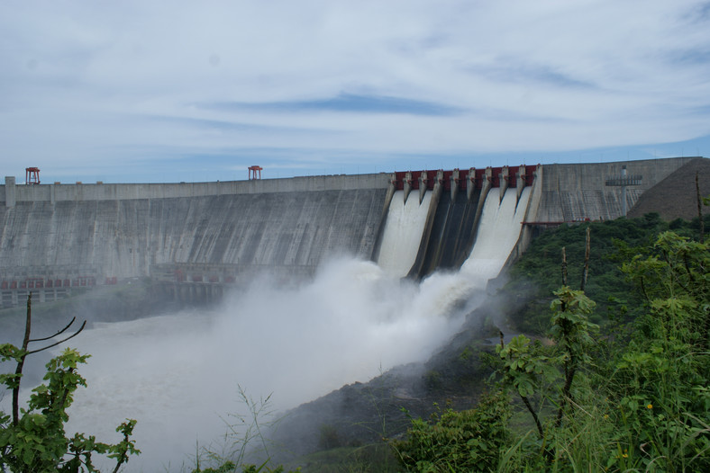 Hydroelektrownia Simona Bolivara na zaporze Guri