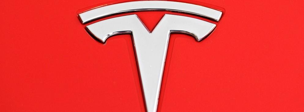 Logo Tesli na wersji Model X, prezentowanej w salonie Tesla Motors w San Jose w Kalifornii. Tesla Motors planuje sprzedaż Modelu X, sportowego samochodu zasilanego energią elektryczną, już w 2013 roku.