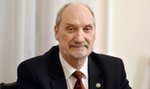 Macierewicz odtajni nowe teczki. Dziennikarzy, polityków