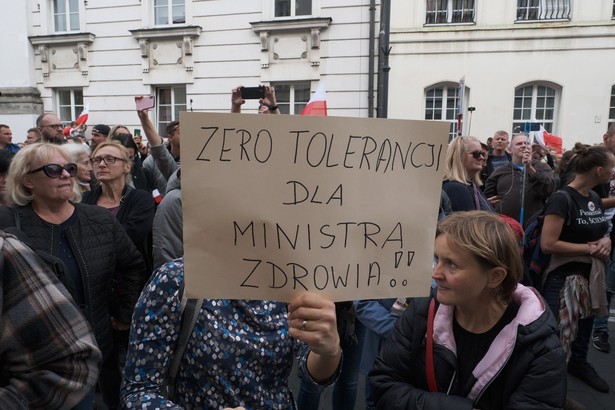 Demonstracja antycovidowa w Warszawie: Ponad 220 wniosków do sądu i 25 mandatów