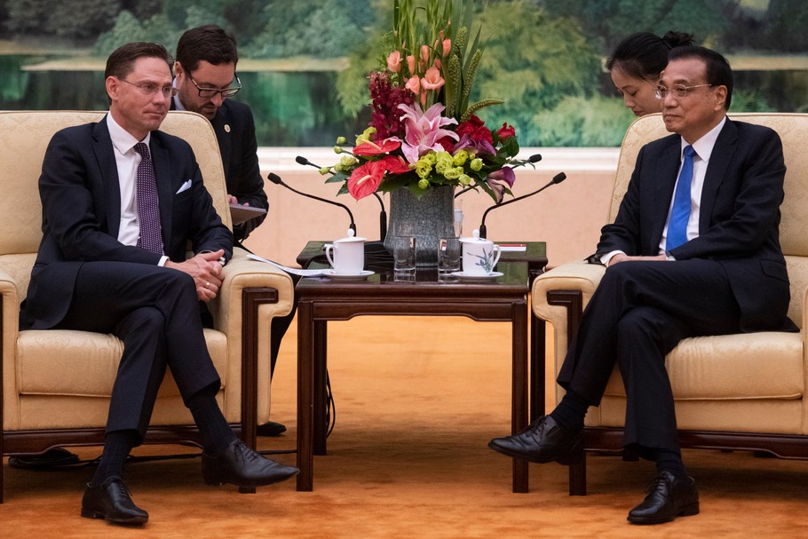 Jyrki Katainen, wiceprzewodniczący KE, i Li Keqiang, premier Chin. Pekin, 25 czerwca 2018 r.