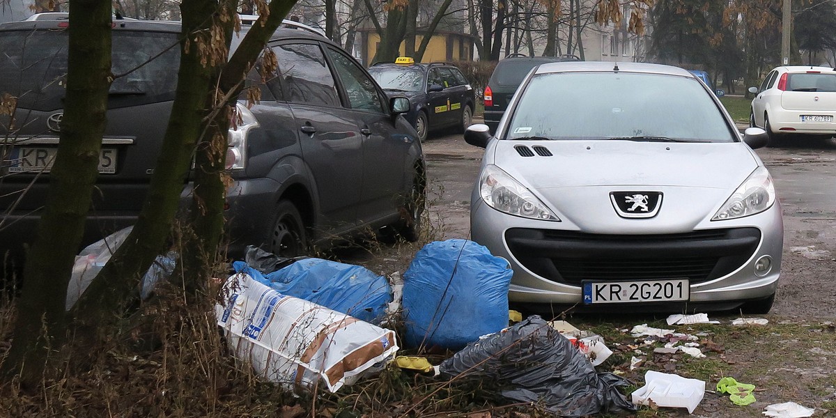 Śmieci na parkingu w Krakowie