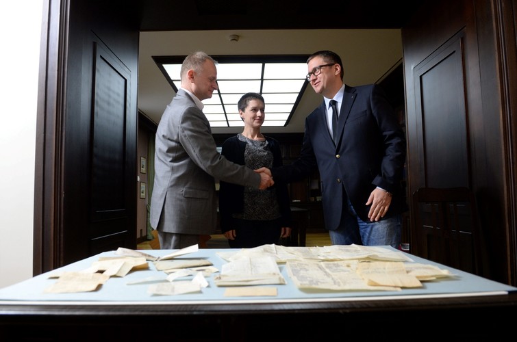 Darczyńcy i dyrektor Muzeum Powstania Warszawskiego, Jan Ołdakowski