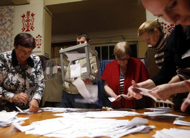 Podliczanie głosów oddanych w pseudoreferendum w Doniecku. Fot. EPA/MAXIM SHIPENKOV/PAP/EPA