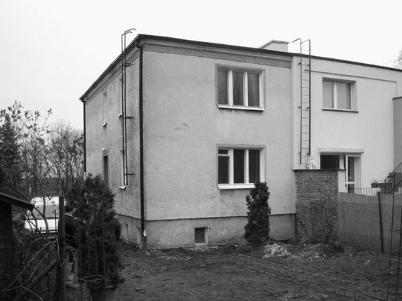 "Dom z Wycinanką" - przebudowa bliźniaka z lat 70.