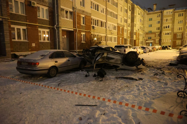 Zniszczone pojazdy po ostrzale w Biełgorodzie, Rosja, 5 stycznia 2024 r.