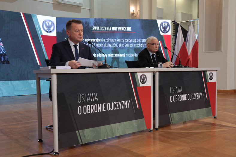 Minister obrony narodowej Mariusz Błaszczak i prezes PiS Jarosław Kaczyński podczas podpisania założeń ustawy o obronie Ojczyzny (26.10.2021).