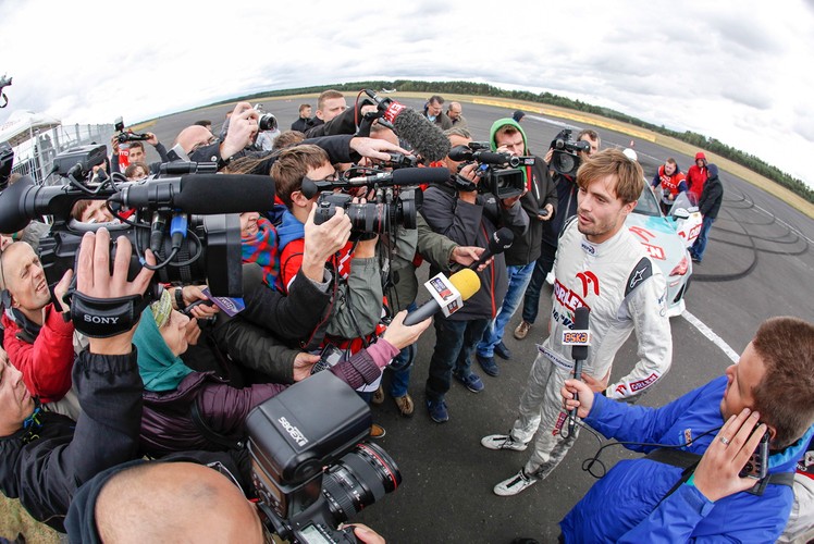 Kuba Przygoński ustanowił nowy rekord Guinnessa prędkości jazdy w drifcie