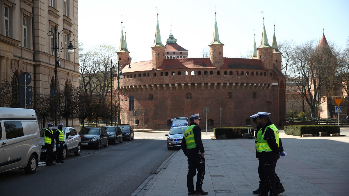 Koronawirus w Polsce. Policjanci przeprowadzili 2 mln kontroli osób poddanych kwarantannie